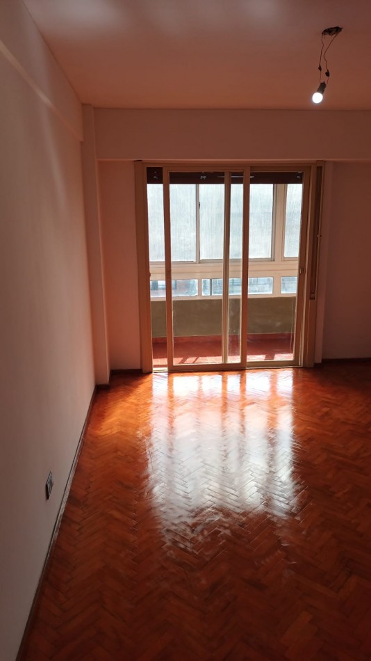 Oroño 200, departamento dos dormitorios, balcon al frente, excelente zona. Apta Credito! 