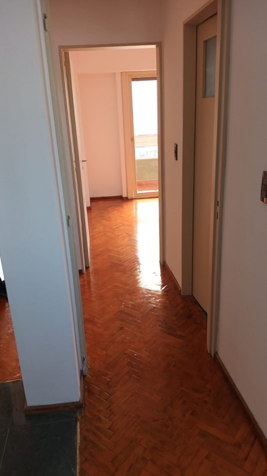 Oroño 200, departamento dos dormitorios, balcon al frente, excelente zona. Apta Credito! 