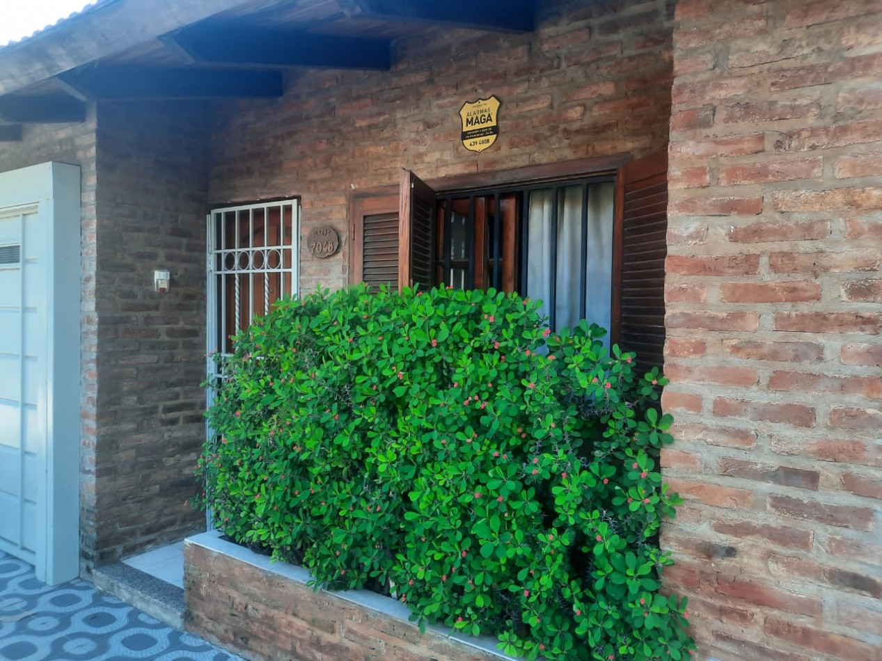 Forest 7000, casa dos dormitorios, living, cocina separada, cochera, patio.
