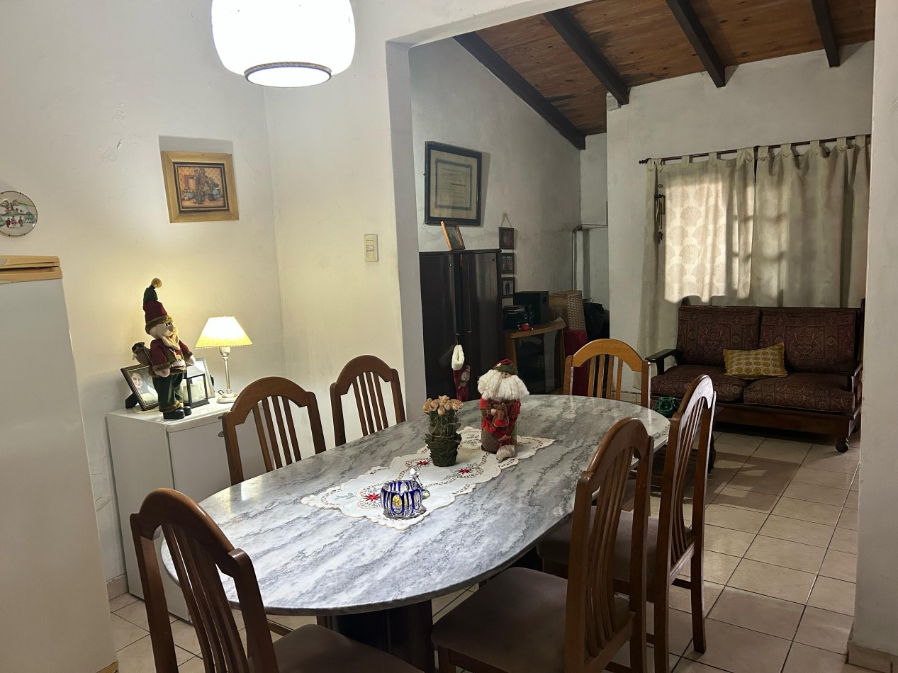 Forest 7000, casa dos dormitorios, living, cocina separada, cochera, patio.