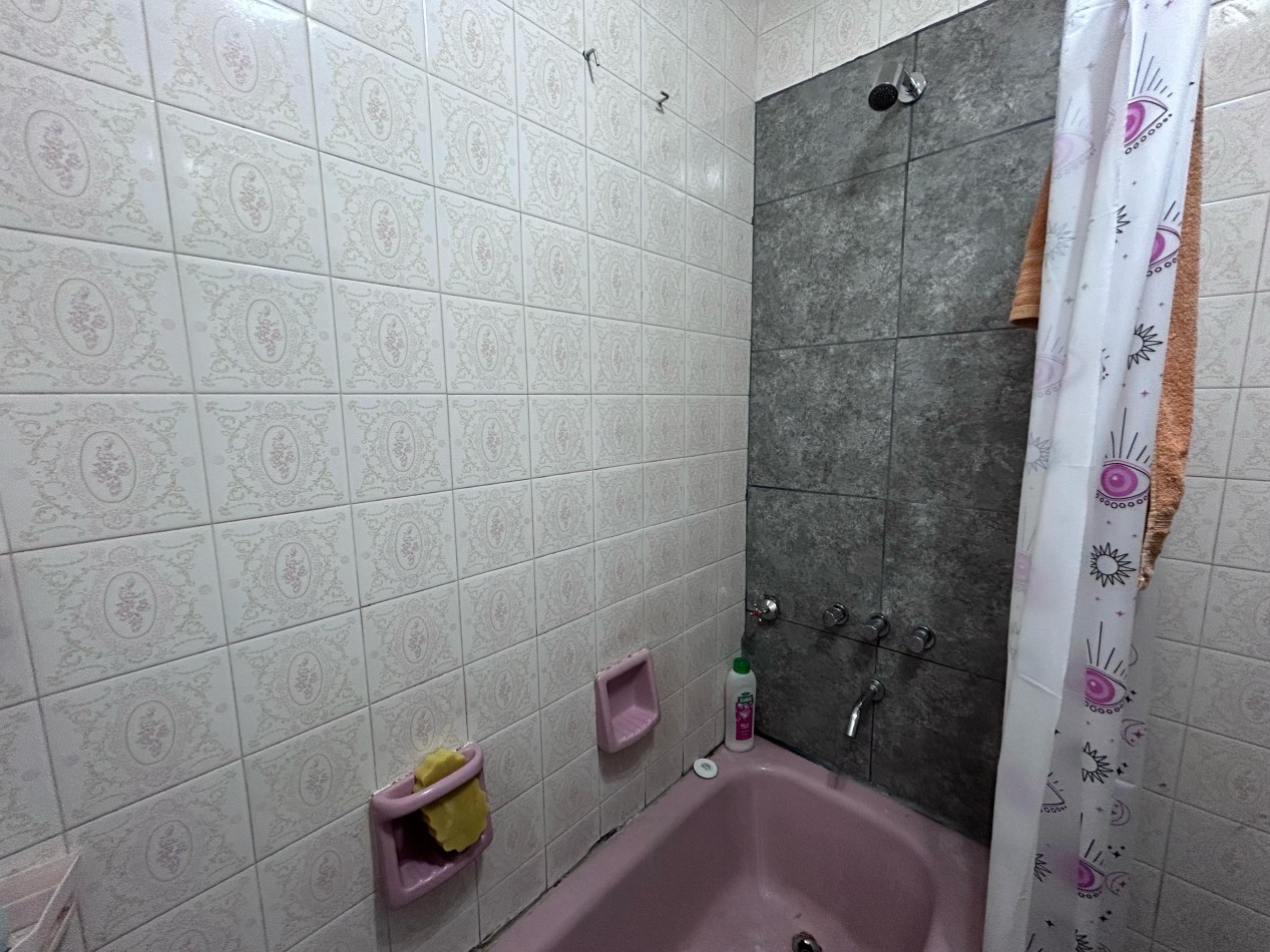 Casa Dr Rivas 1600, 3 dormitoriorios, galeria, patio amplio, cochera.