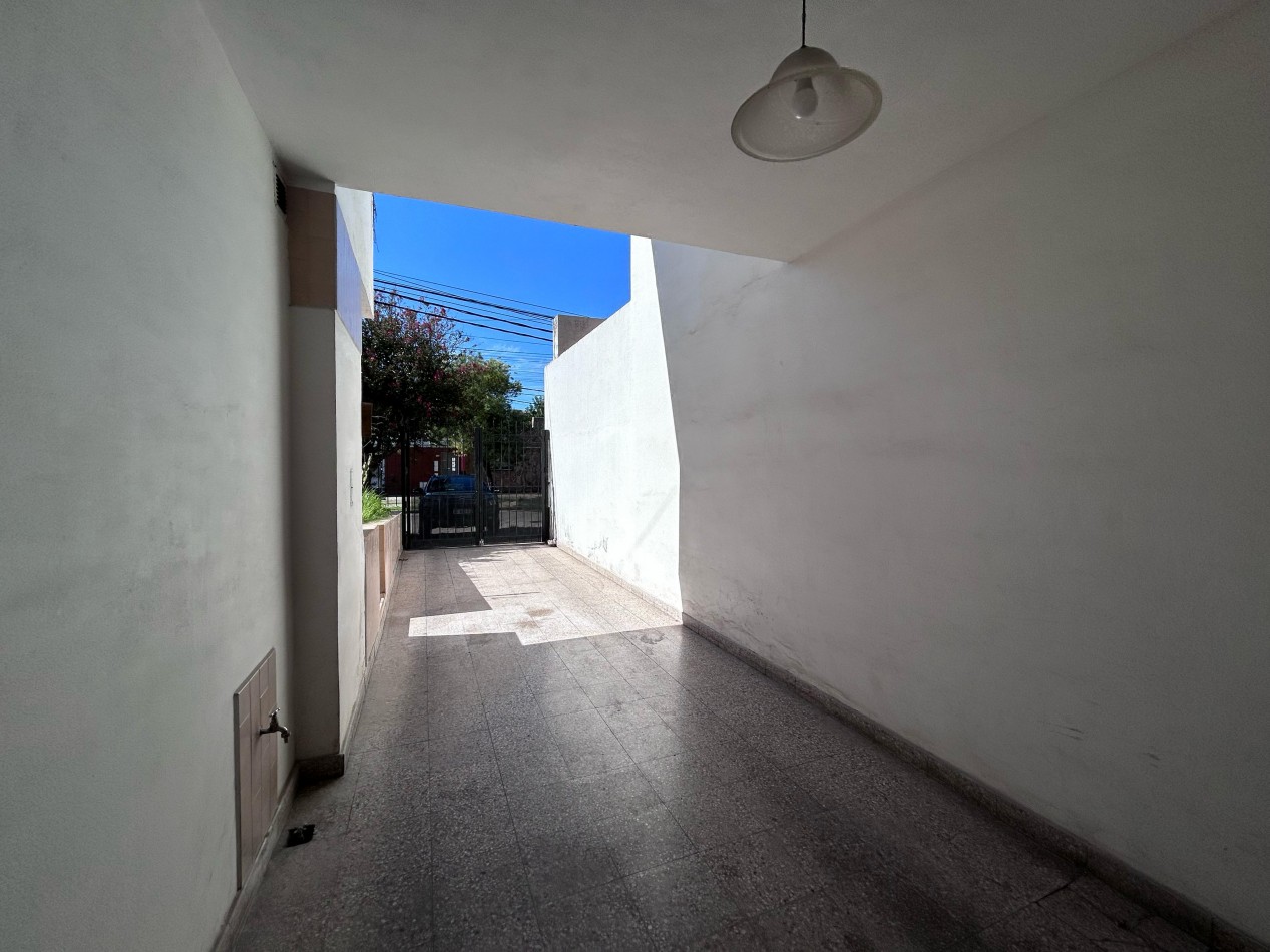 Casa Dr Rivas 1600, 3 dormitoriorios, galeria, patio amplio, cochera.