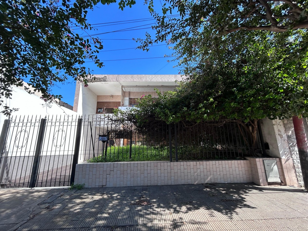 Casa Dr Rivas 1600, 3 dormitoriorios, galeria, patio amplio, cochera.