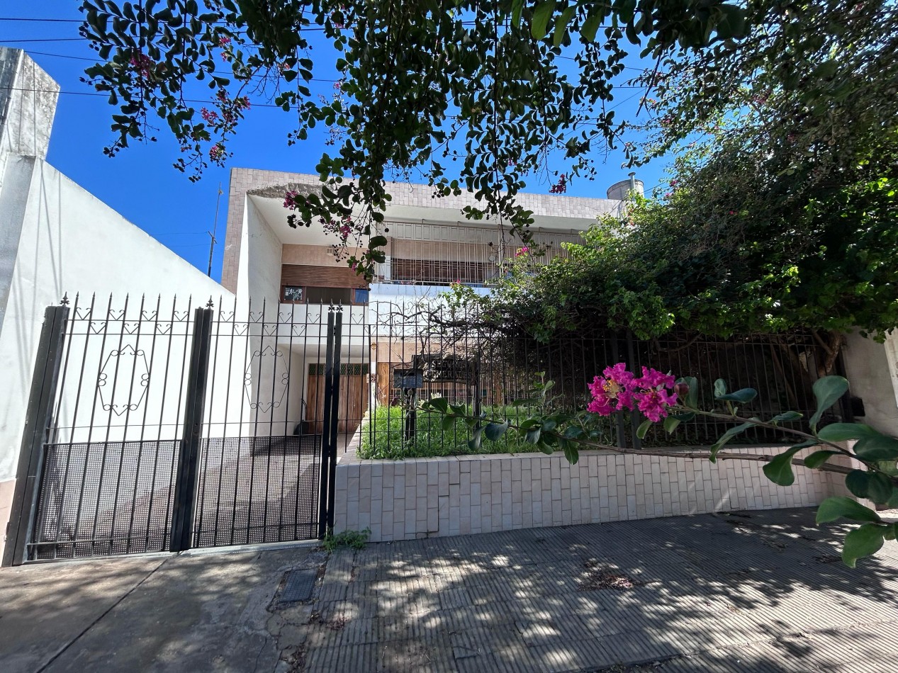 Casa Dr Rivas 1600, 3 dormitoriorios, galeria, patio amplio, cochera.