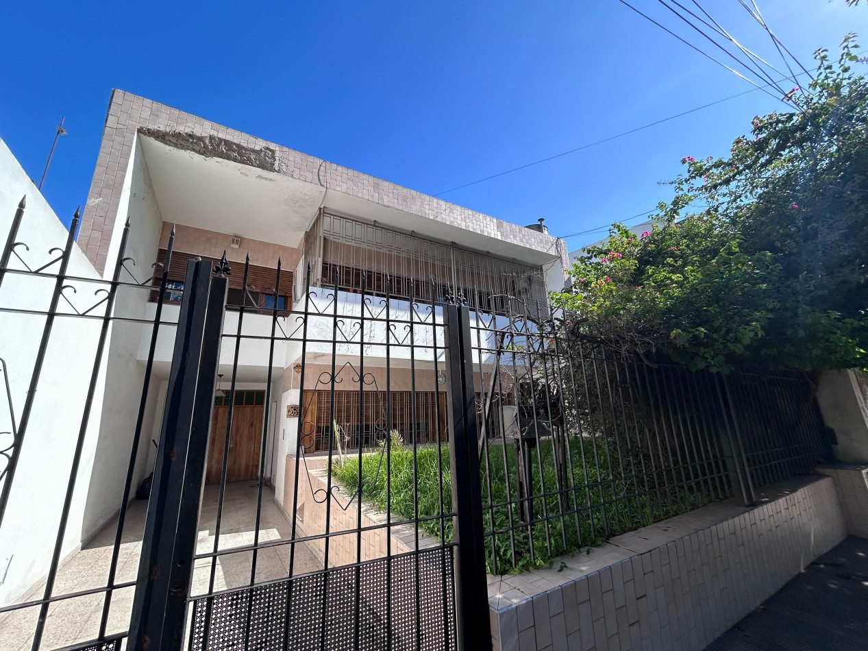 Casa Dr Rivas 1600, 3 dormitoriorios, galeria, patio amplio, cochera.