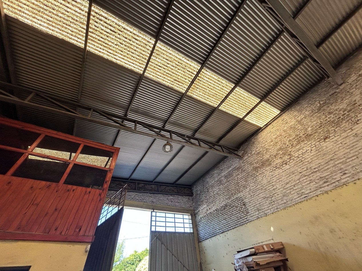 Vera Mujica 3600, galpon amplio de 220m2, con oficina. 