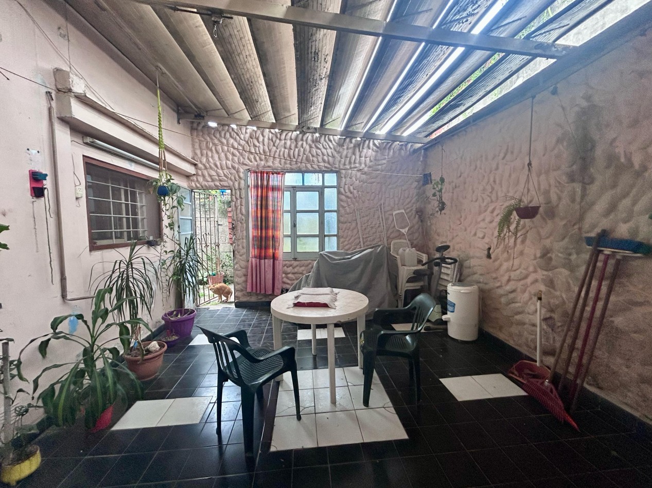 Pje Gomensoro 1500, casa dos dormitorios, cochera, patio.