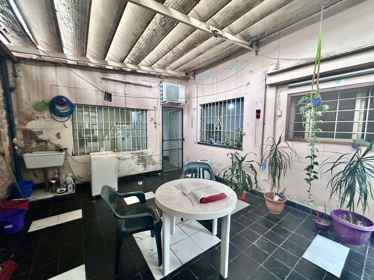 Pje Gomensoro 1500, casa dos dormitorios, cochera, patio.