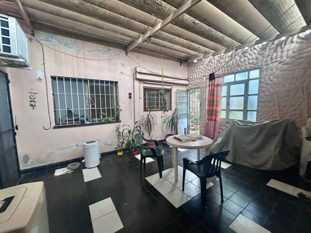 Pje Gomensoro 1500, casa dos dormitorios, cochera, patio.