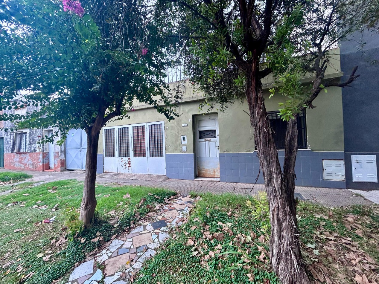 Pje Gomensoro 1500, casa dos dormitorios, cochera, patio.