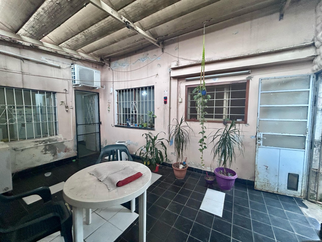 Pje Gomensoro 1500, casa dos dormitorios, cochera, patio.