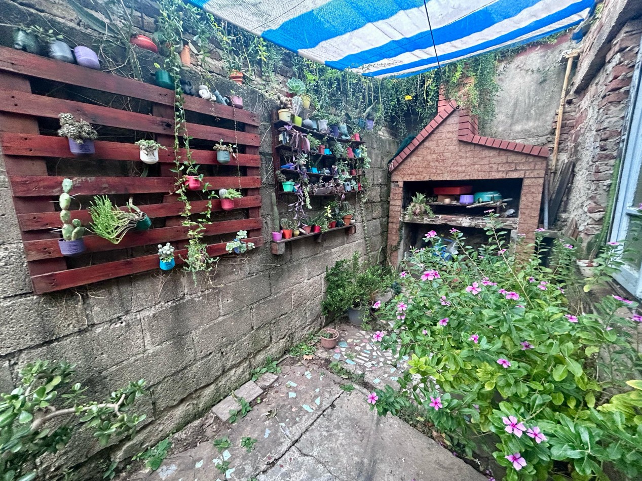 Pje Gomensoro 1500, casa dos dormitorios, cochera, patio.