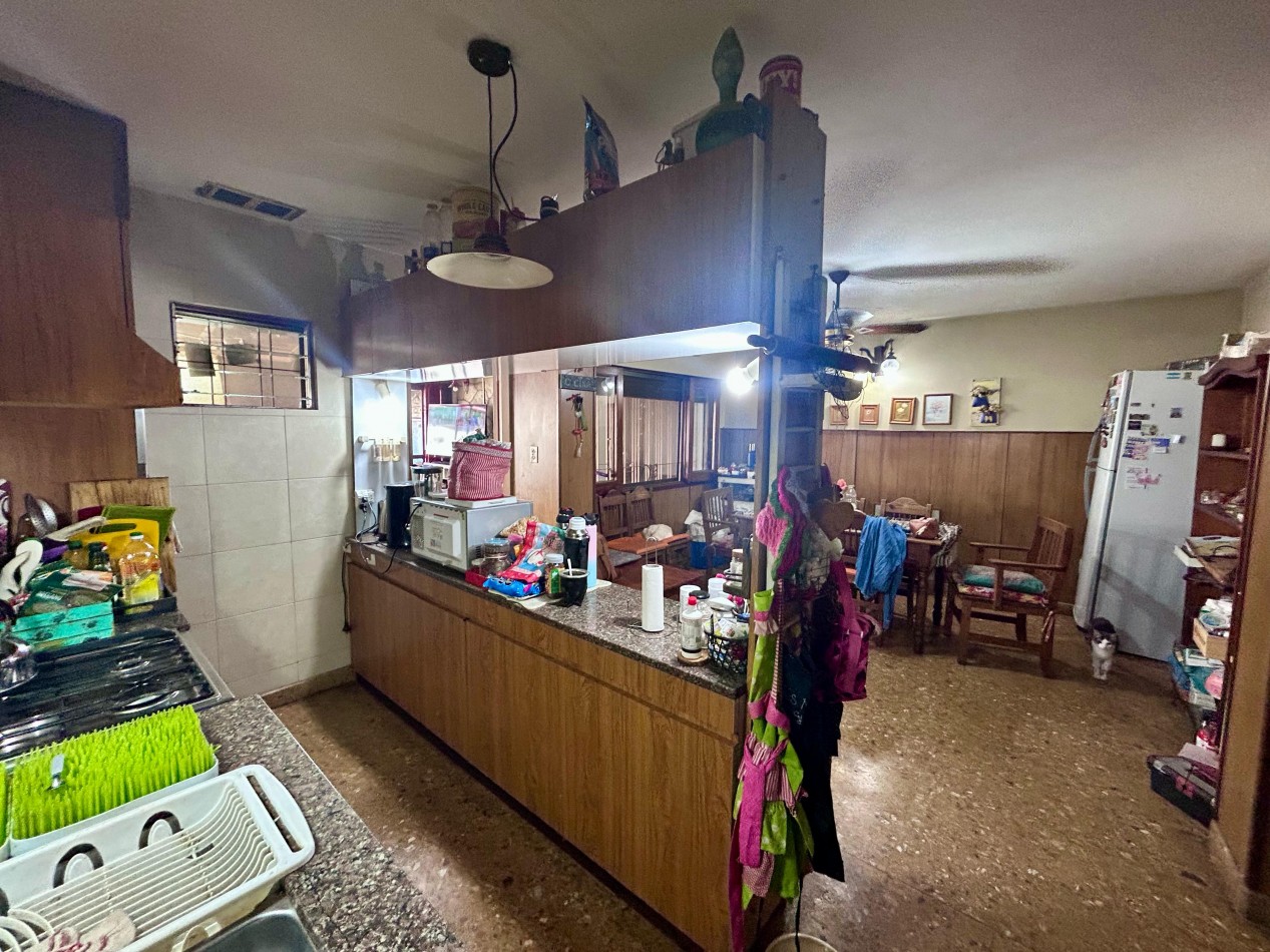Casa Dr Rivas 1600, 3 dormitoriorios, galeria, patio amplio, cochera.