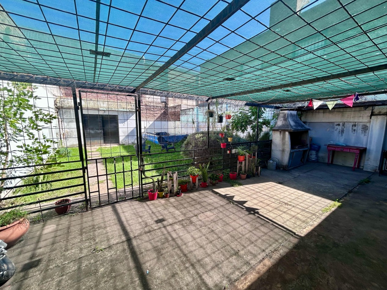 Casa Dr Rivas 1600, 3 dormitoriorios, galeria, patio amplio, cochera.