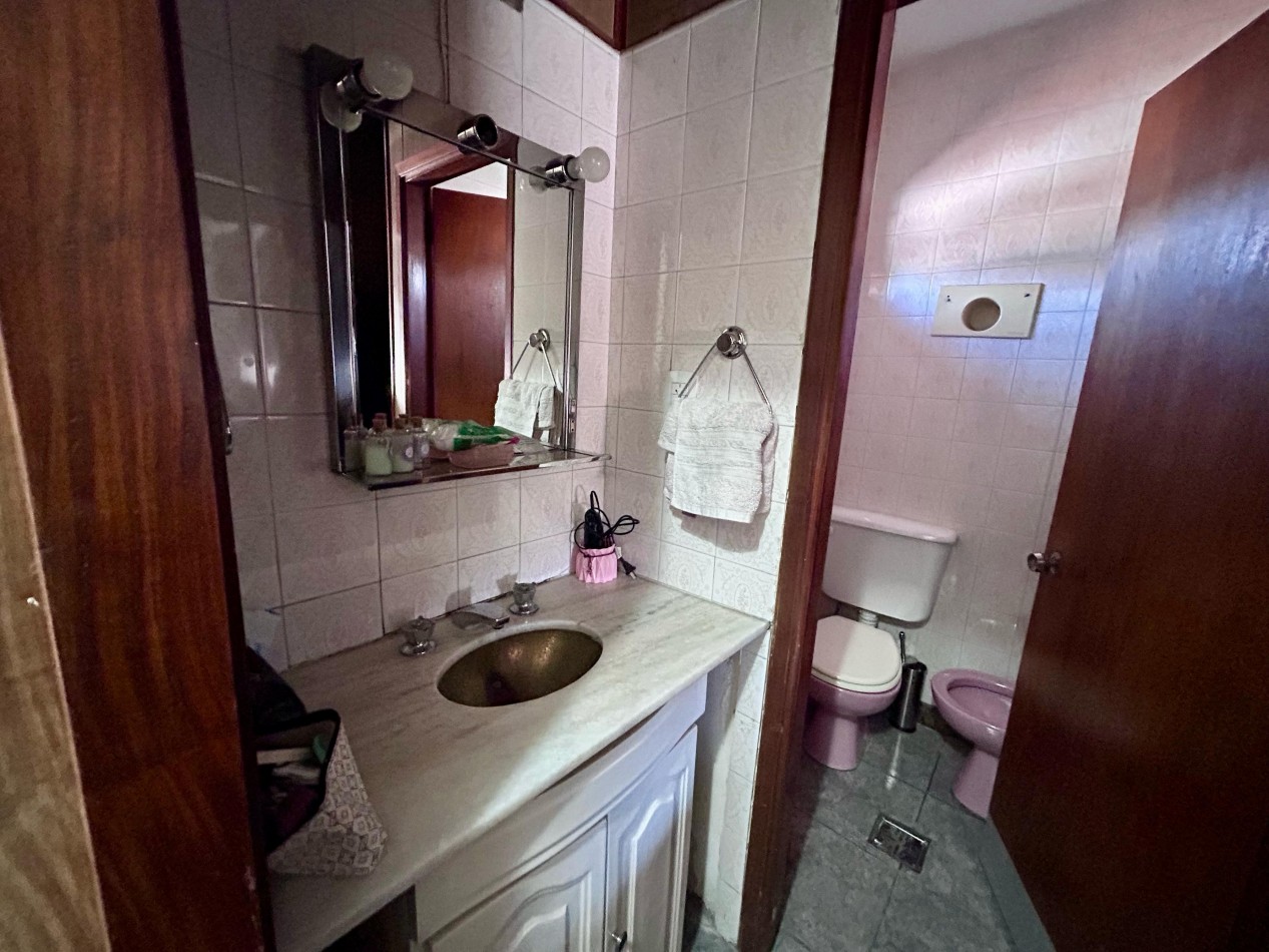 Casa Dr Rivas 1600, 3 dormitoriorios, galeria, patio amplio, cochera.