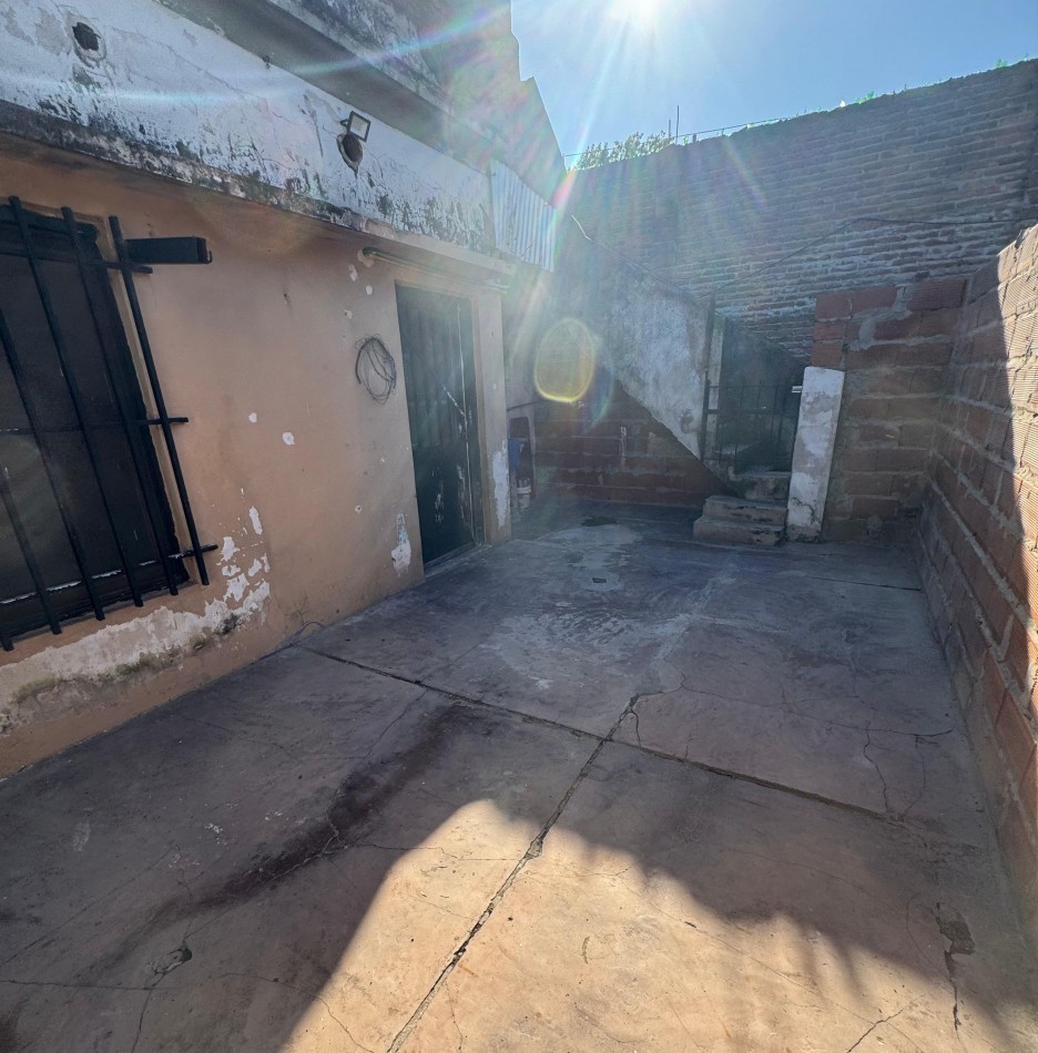 Casa de Frente, lamadrid 1800. 3 dormitorios, propiedad al fondo. 