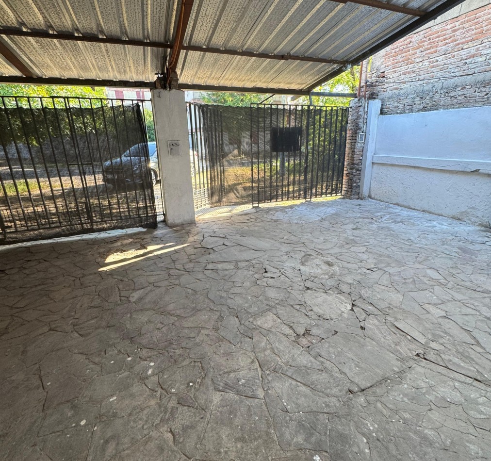 Casa de Frente, lamadrid 1800. 3 dormitorios, propiedad al fondo. 