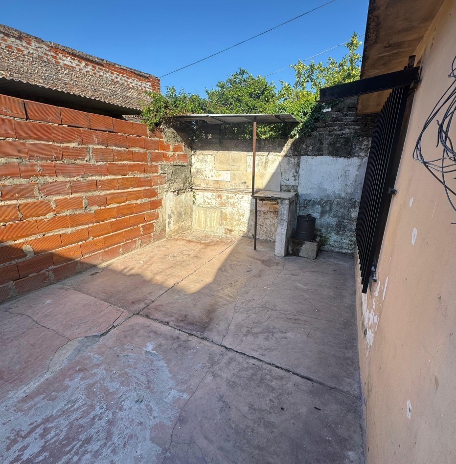 Casa de Frente, lamadrid 1800. 3 dormitorios, propiedad al fondo. 