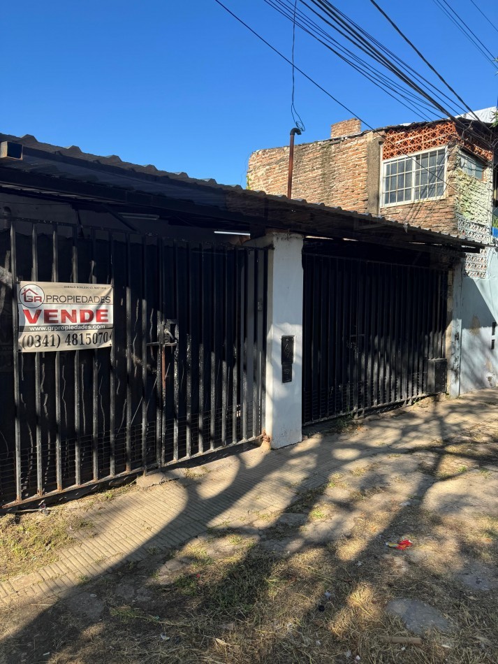 Casa de Frente, lamadrid 1800. 3 dormitorios, propiedad al fondo. 