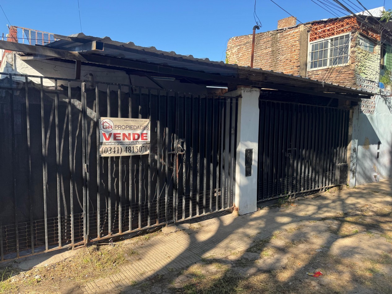Casa de Frente, lamadrid 1800. 3 dormitorios, propiedad al fondo. 