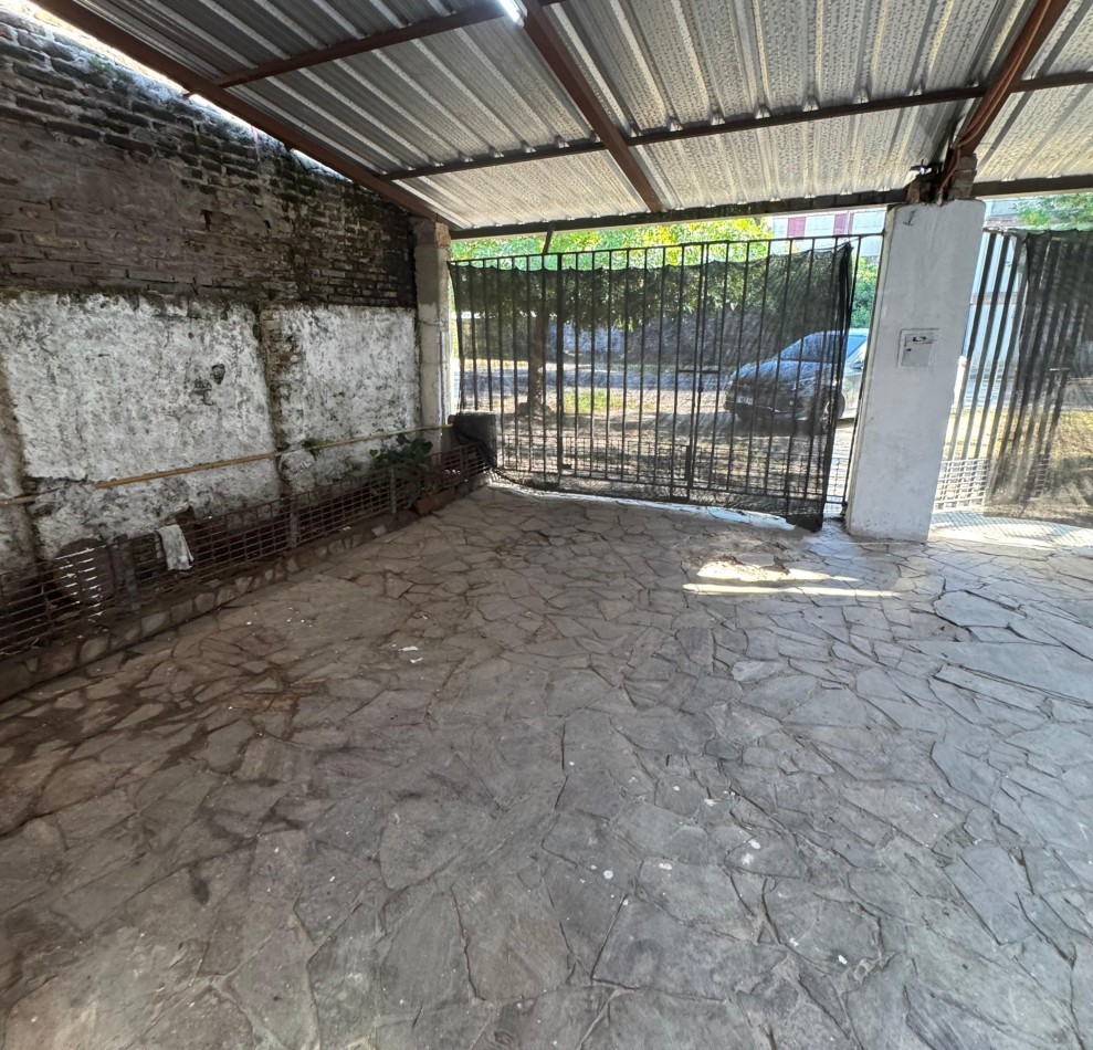 Casa de Frente, lamadrid 1800. 3 dormitorios, propiedad al fondo. 