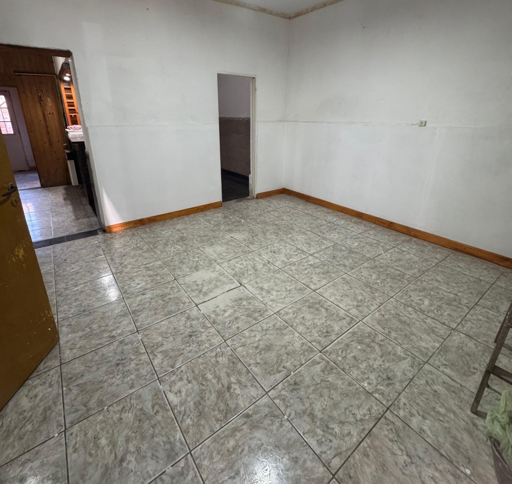Casa de Frente, lamadrid 1800. 3 dormitorios, propiedad al fondo. 