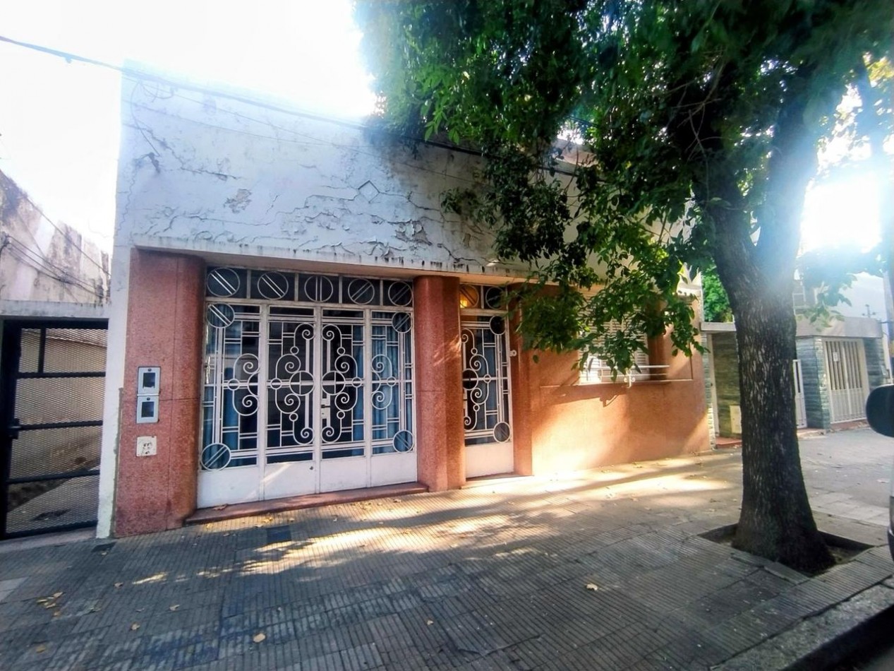 Jose Ingenieros 800, casa de frente, cochera, 1 dormitorio, patio.