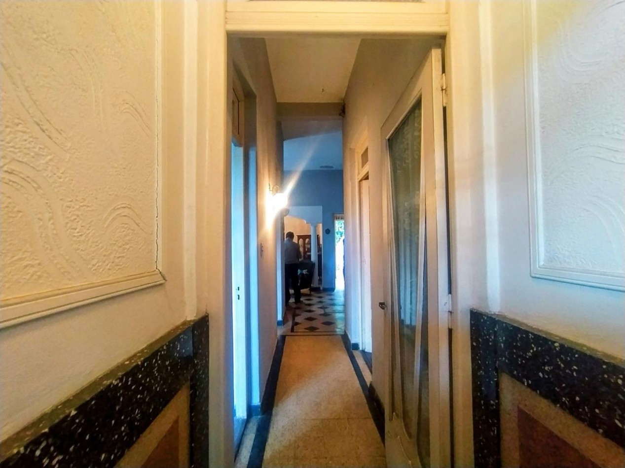 Jose Ingenieros 800, casa de frente, cochera, 1 dormitorio, patio.