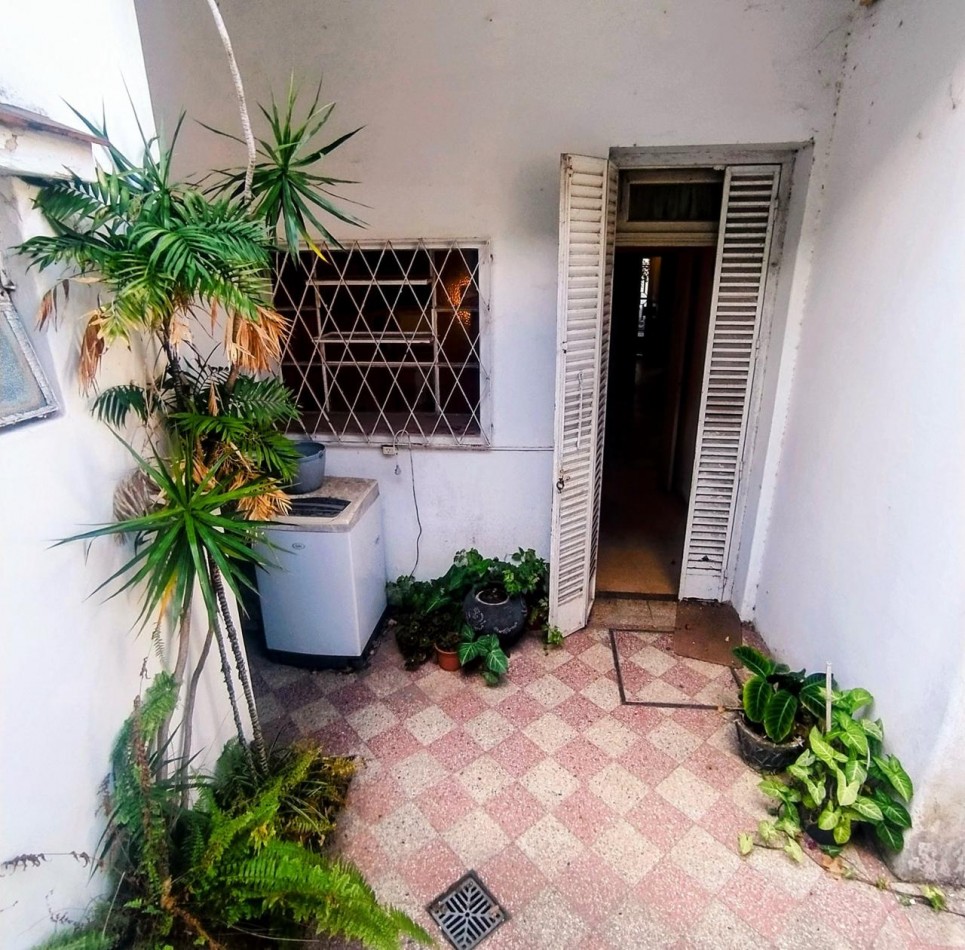Jose Ingenieros 800, casa de frente, cochera, 1 dormitorio, patio.