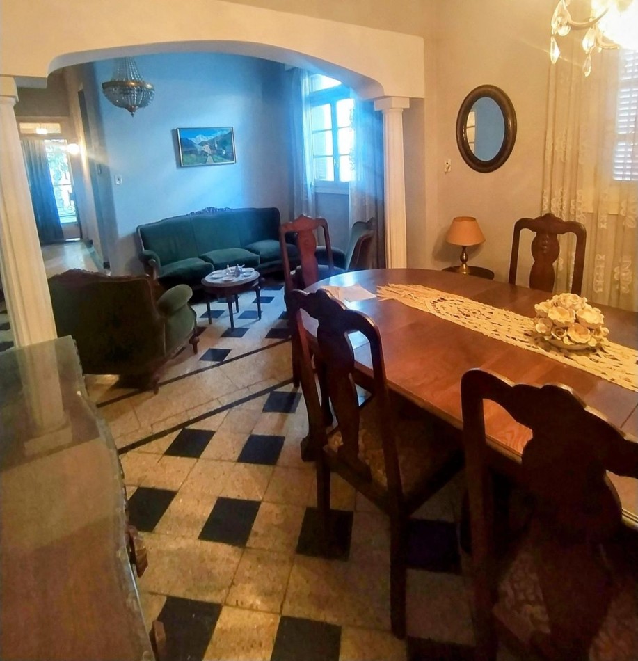 Jose Ingenieros 800, casa de frente, cochera, 1 dormitorio, patio.