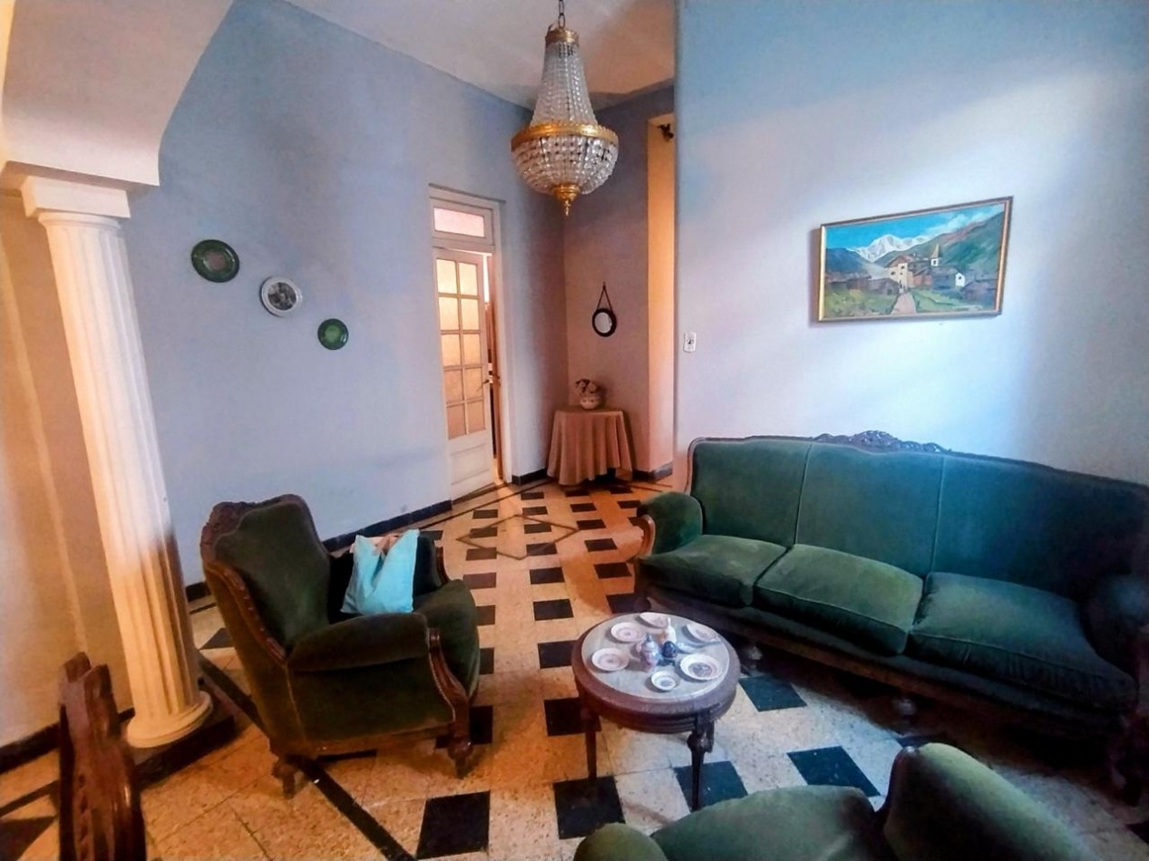 Jose Ingenieros 800, casa de frente, cochera, 1 dormitorio, patio.
