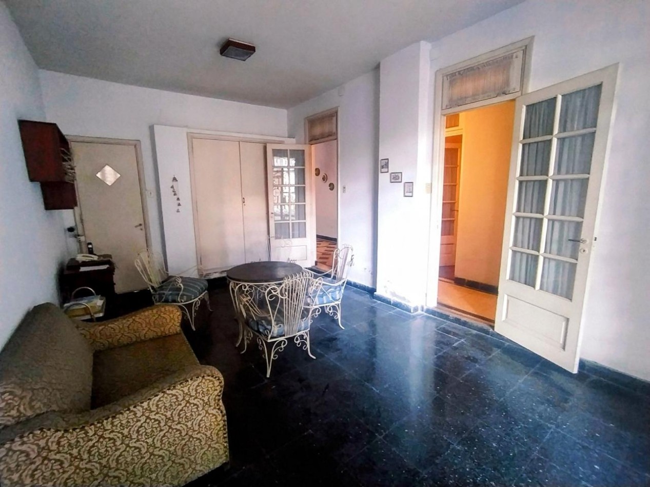 Jose Ingenieros 800, casa de frente, cochera, 1 dormitorio, patio.