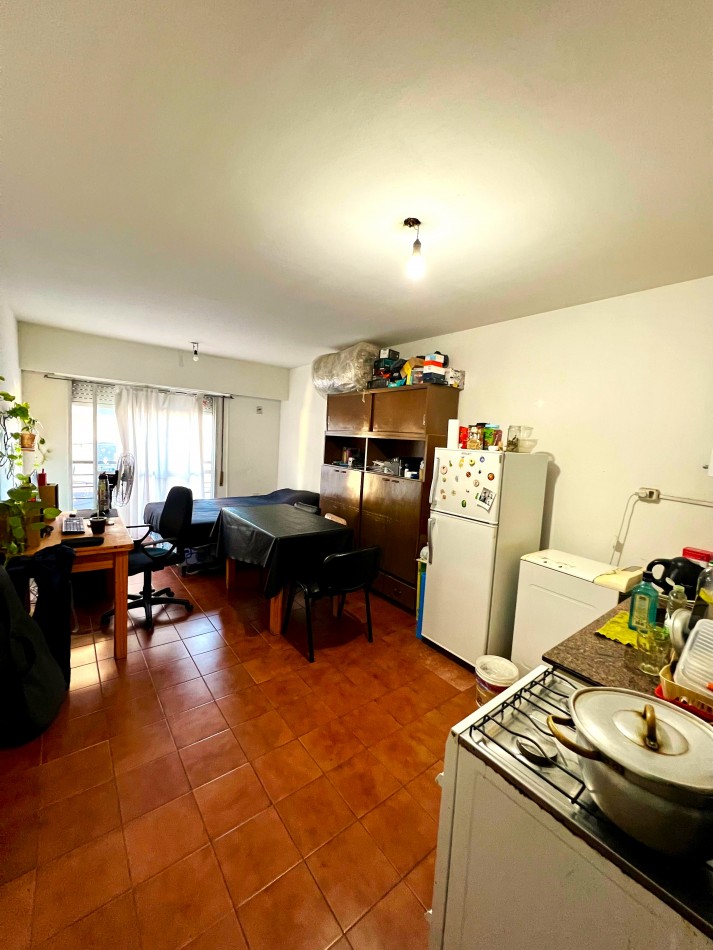 Av Francia al 400, a la venta dos departamentos ubicados en el mismo piso, excelente estado.