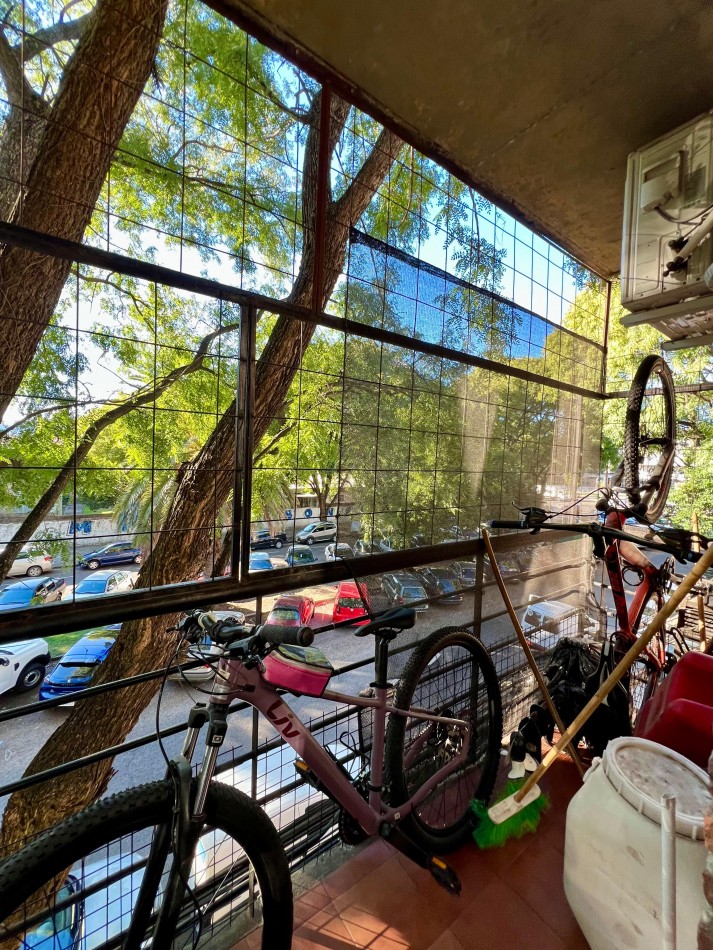 Av Francia al 400, a la venta dos departamentos ubicados en el mismo piso, excelente estado.