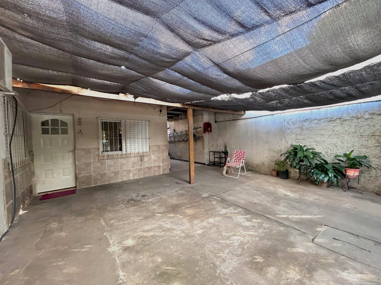 Casa de frente Laprade 4000, dos dormitorios cochera, patio, + departamento un dormitorio al frente. Francia y Segui.