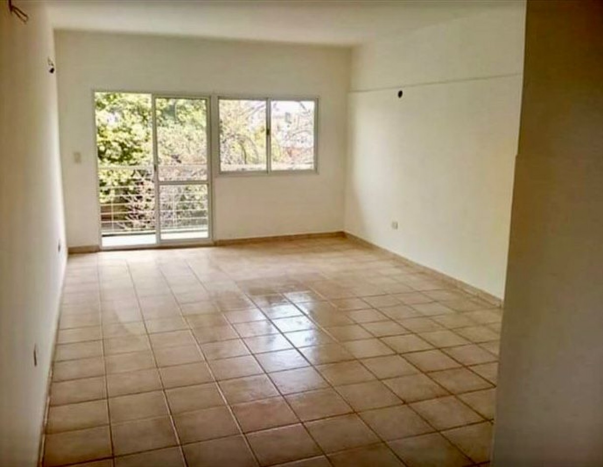 Viamonte 390, monoambiente, 2do piso de escalera, amplio, con balcon.