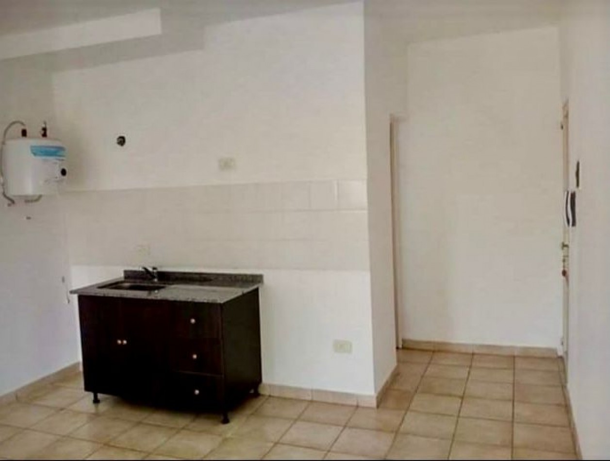 Viamonte 390, monoambiente, 2do piso de escalera, amplio, con balcon.