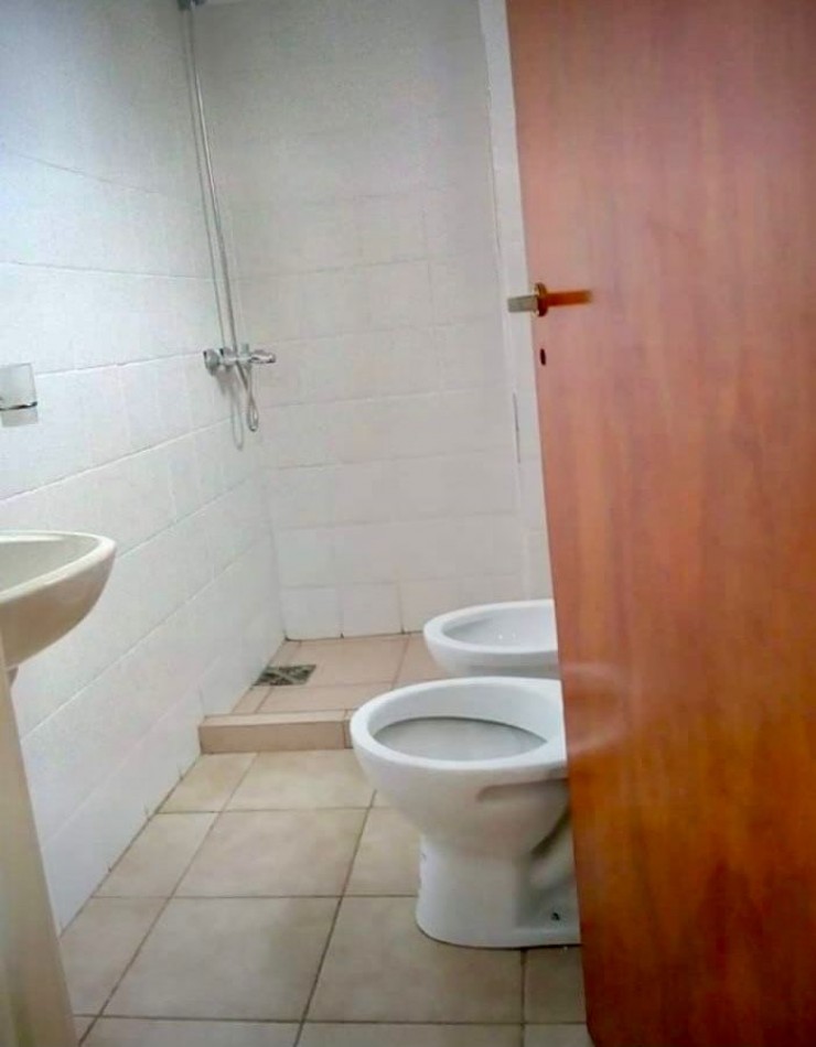 Viamonte 390, monoambiente, 2do piso de escalera, amplio, con balcon.