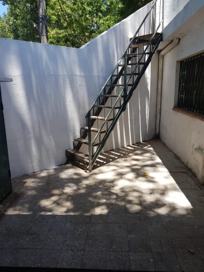 Casilda y Colombia, alquiler dos dormitorios, patio, cochera.