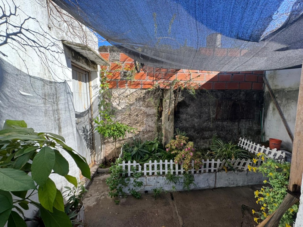 (Cuzco 1500) a metros Dean Funes 1500, casa de dos dormitorios, patio, cochera.