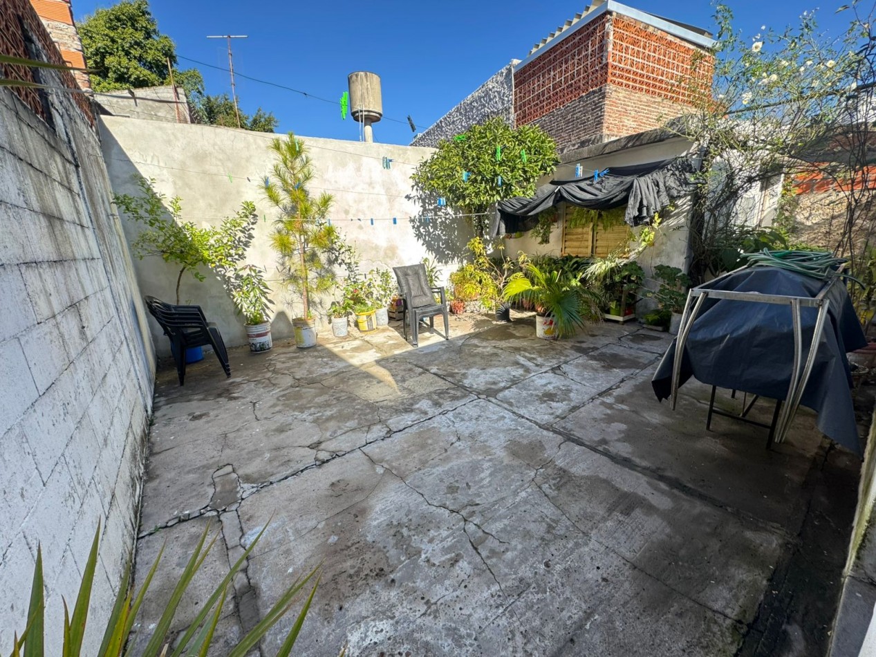 (Cuzco 1500) a metros Dean Funes 1500, casa de dos dormitorios, patio, cochera.