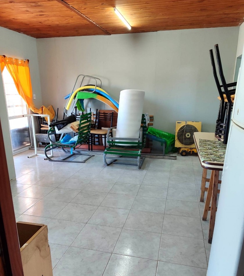 Altos de Piñero, 300 m2, dos dormitorios, galeria, pileta. 