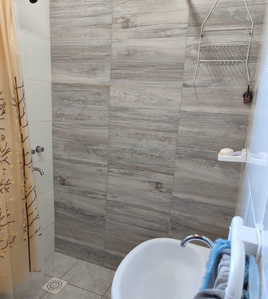 Altos de Piñero, 300 m2, dos dormitorios, galeria, pileta. 