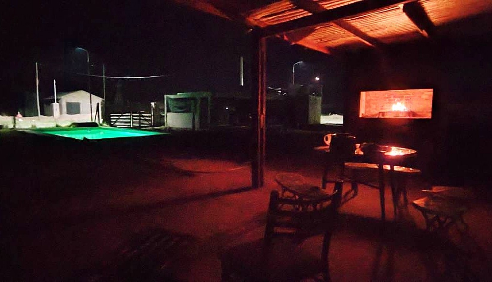 Altos de Piñero, 300 m2, dos dormitorios, galeria, pileta. 