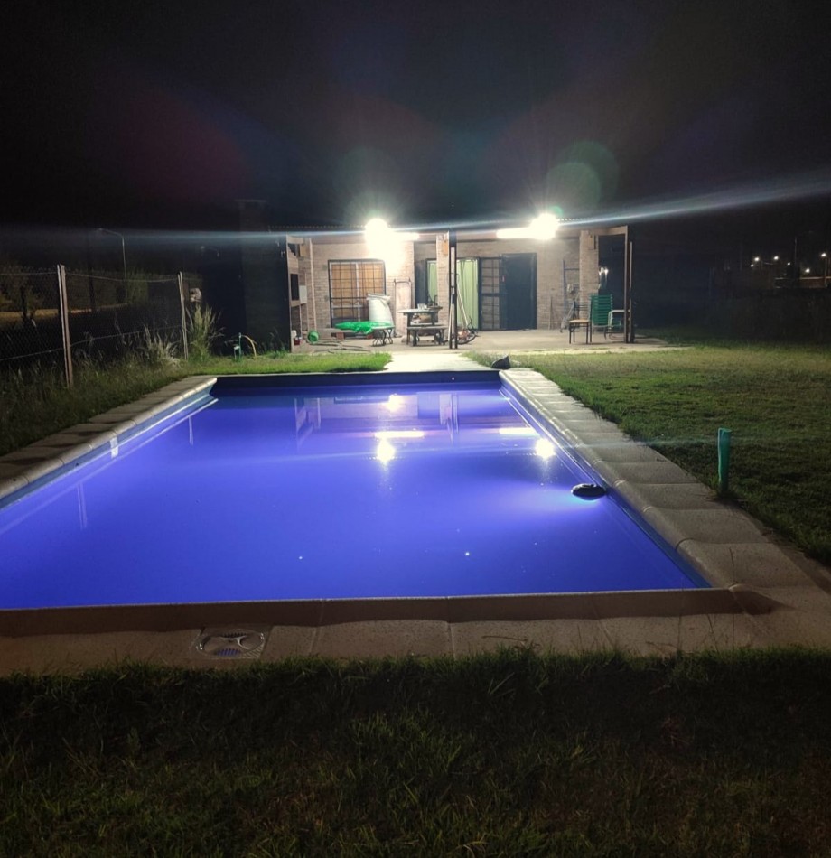 Altos de Piñero, 300 m2, dos dormitorios, galeria, pileta. 