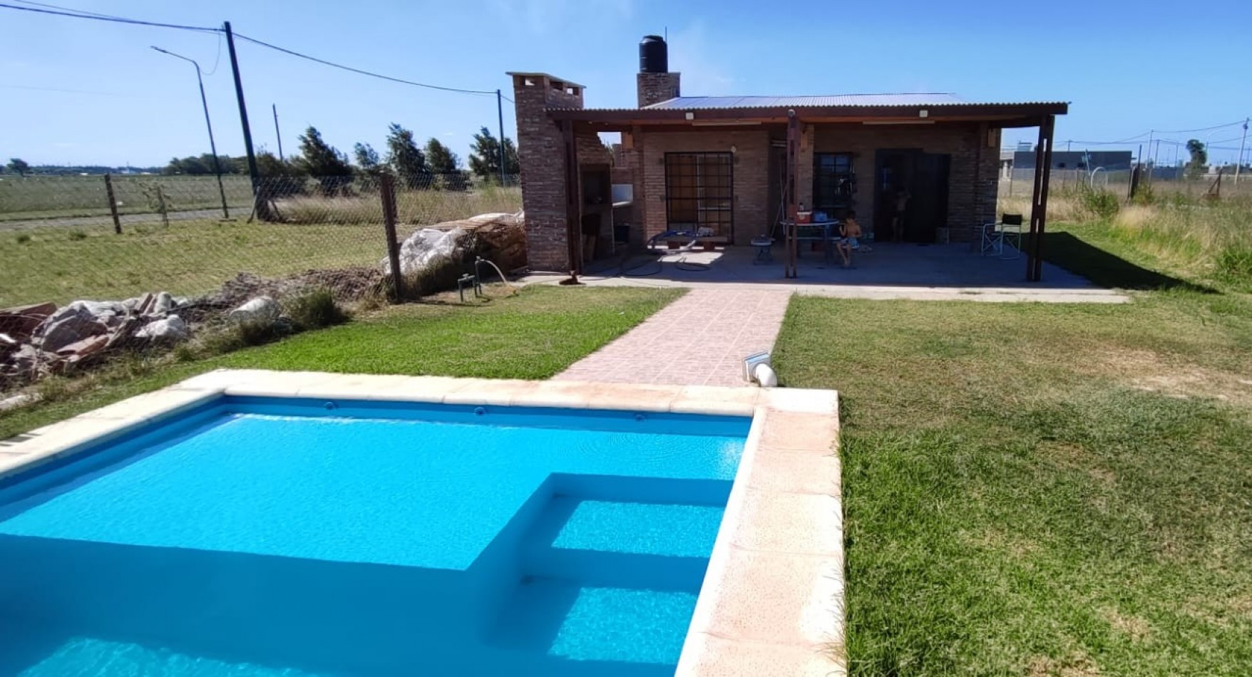 Altos de Piñero, 300 m2, dos dormitorios, galeria, pileta. 