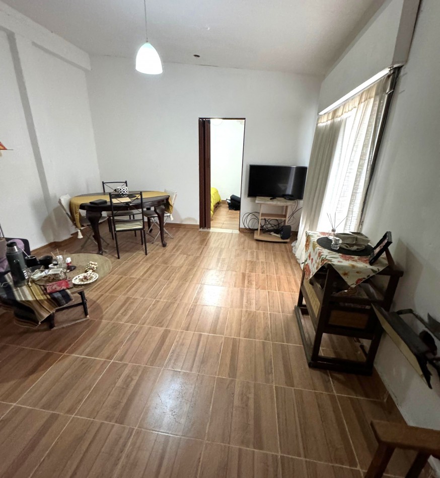 Lainez 700, dos dormitorios, patio amplio, interna.