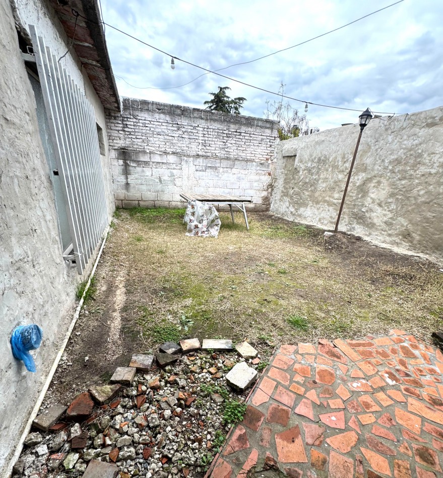 Lainez 700, dos dormitorios, patio amplio, interna.