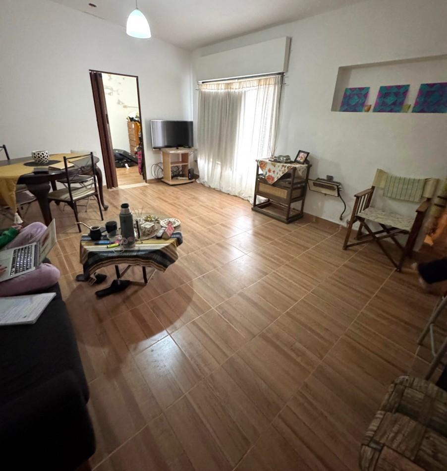 Lainez 700, dos dormitorios, patio amplio, interna.