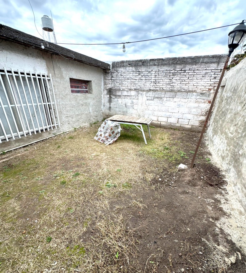 Lainez 700, dos dormitorios, patio amplio, interna.